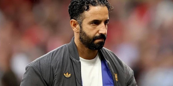 阿莫林拒绝调整战术体系，看看曼联球员是什么反应