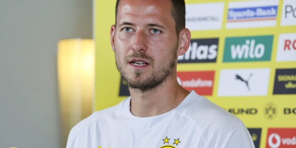 德甲球队多特蒙德球员瓦尔德马尔·安东接受媒体访问
        
    德甲球队多特蒙德球员瓦尔德马尔·安东接受媒体访问