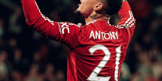 曼联抬价清洗安东尼！前教练直言：我当他是儿子，但绝不引进！