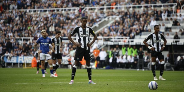 伊萨克缺席PFA颁奖典礼，利物浦转会风波再起！